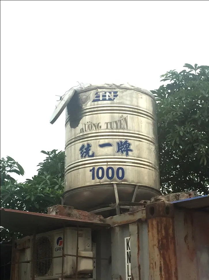 Bồn inox Trường Tuyền đời đầu tiên trên nóc một chiếc container đã 25 năm vẫn bền bỉ, sáng bóng