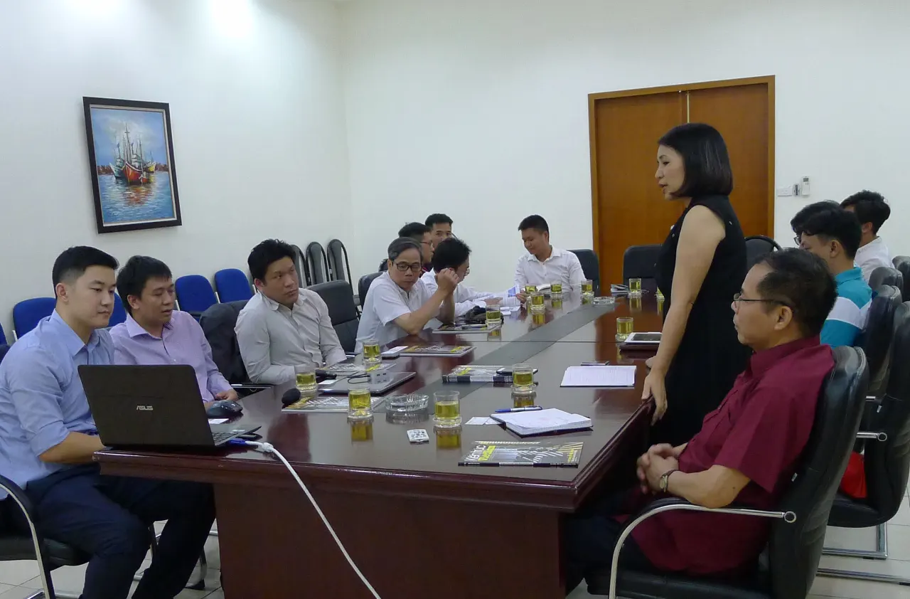 Bà Phạm Thanh Huyền, TBT Tạp chí Kiến trúc Việt Nam phát biểu tại buổi làm việc với Vircon Ltd ( Hong Kong)