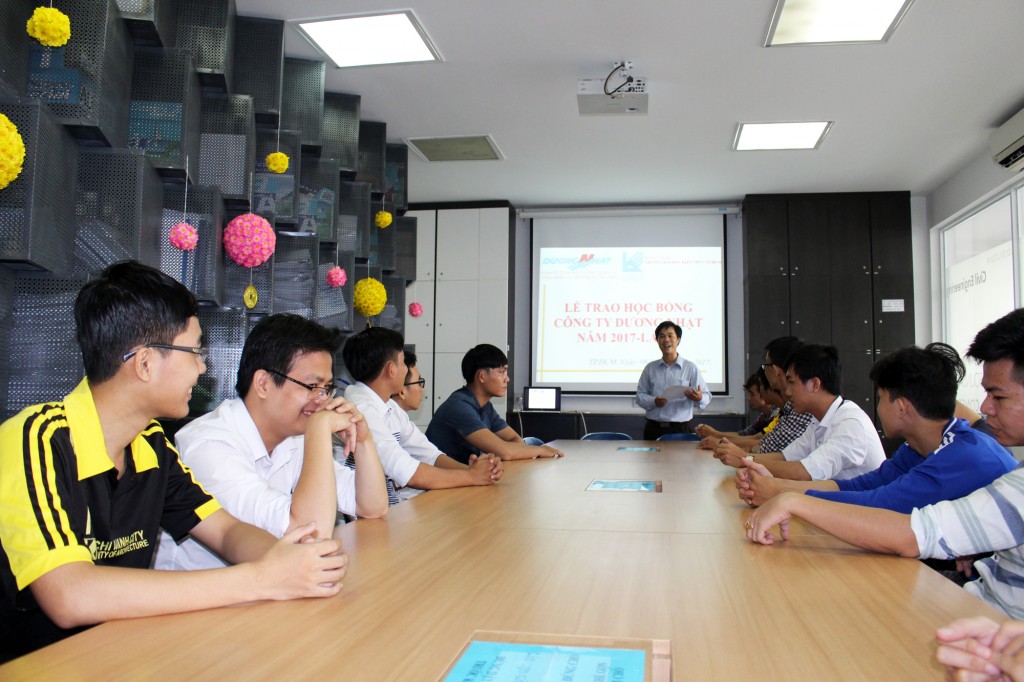 Công ty Dương Nhật trao học bổng cho các sinh viên ngành Xây dựng ĐH Kiến trúc TP.HCM