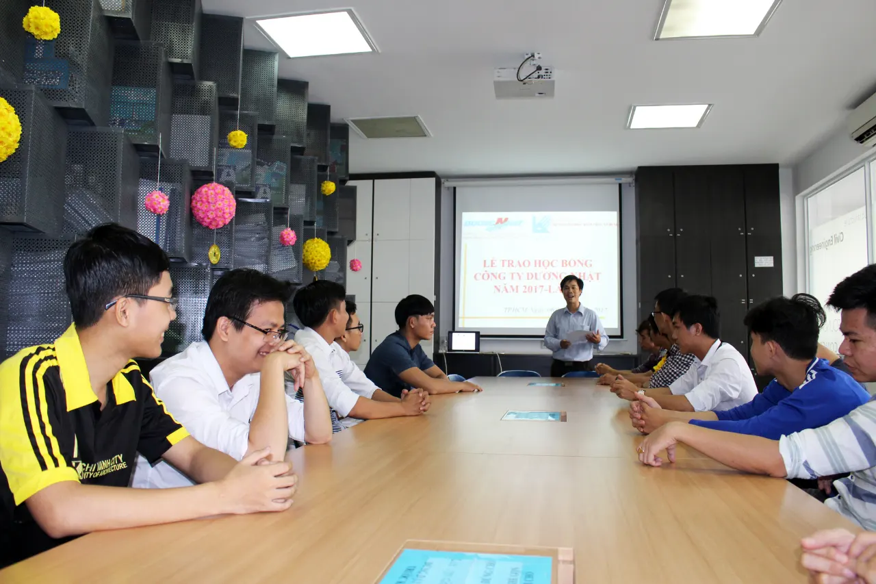 Công ty Dương Nhật trao học bổng cho các sinh viên ngành Xây dựng ĐH Kiến trúc TP.HCM