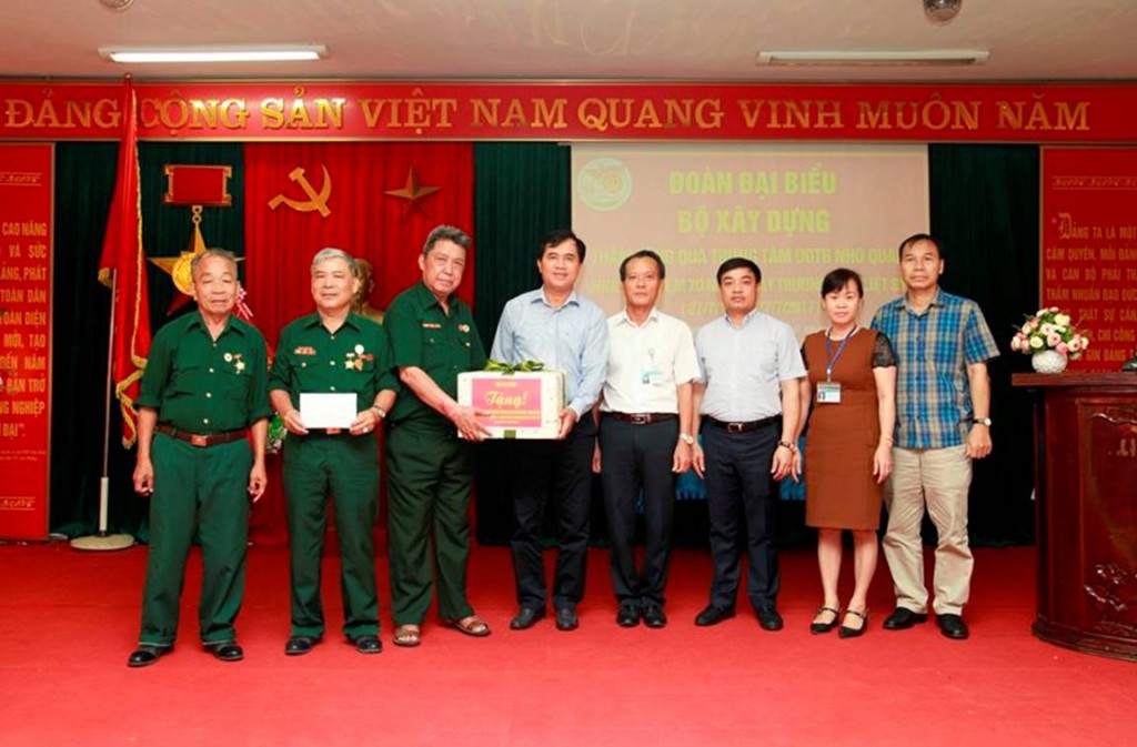 Bộ Xây dựng thăm và tặng quà các thương, bệnh binh và thân nhân liệt sỹ