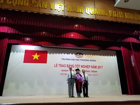 Trao bằng cho học sinh đạt loại giỏi