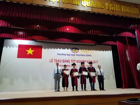 Khoa kiến trúc công trình Trường ĐH Phương Đông  trao bằng tốt nghiệp cho tân cử nhân niên khóa 2012- 2017