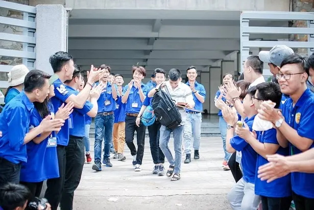 Sinh viên trường ‘Kiến’ tiếp sức sĩ tử ‘độc và lạ’