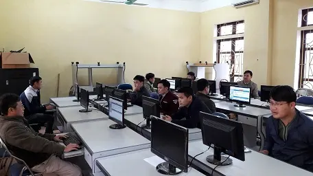 Các kiến trúc sư tham dự thi sát hạch cấp chứng chỉ hành nghề  trên phần mềm máy tính