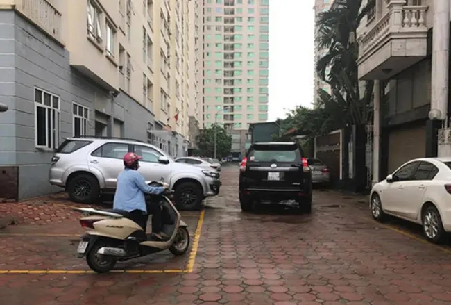 Vỉa hè chung cư thành bãi đỗ xe: Lỗi tại quy hoạch?