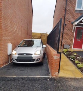 Chủ nhà không thể mở cửa ôtô vì garage quá hẹp