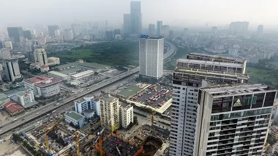 Nhà cao tầng xây mới với mật độ cao dọc đường vành đai 3, TP Hà Nội