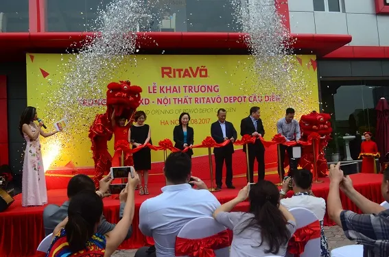 Đại diện Công ty cắt băng khánh thành tại Trung tâm