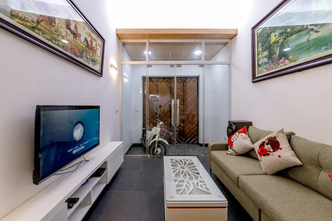 Ngôi nhà Hà Nội thoáng đãng dù bị bao vây bốn phía