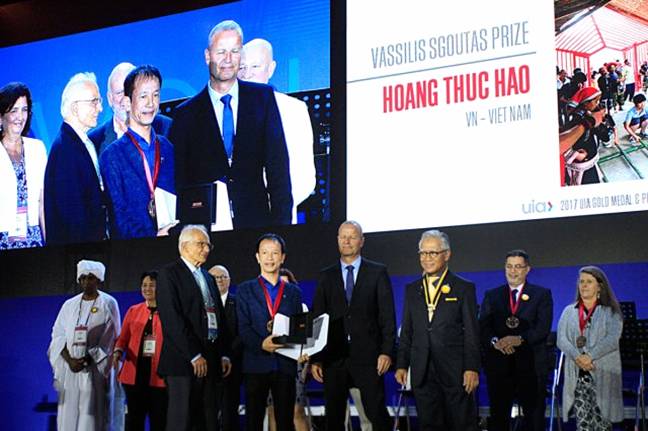 TS Hoàng Thúc Hào nhận giải Vassilis Sgoutas Prize 2017