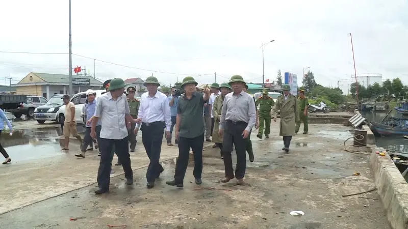 Phó Thủ tướng Trịnh Đình Dũng thị sát, chỉ đạo công tác ứng phó với bão số 10 tại Quảng Bình