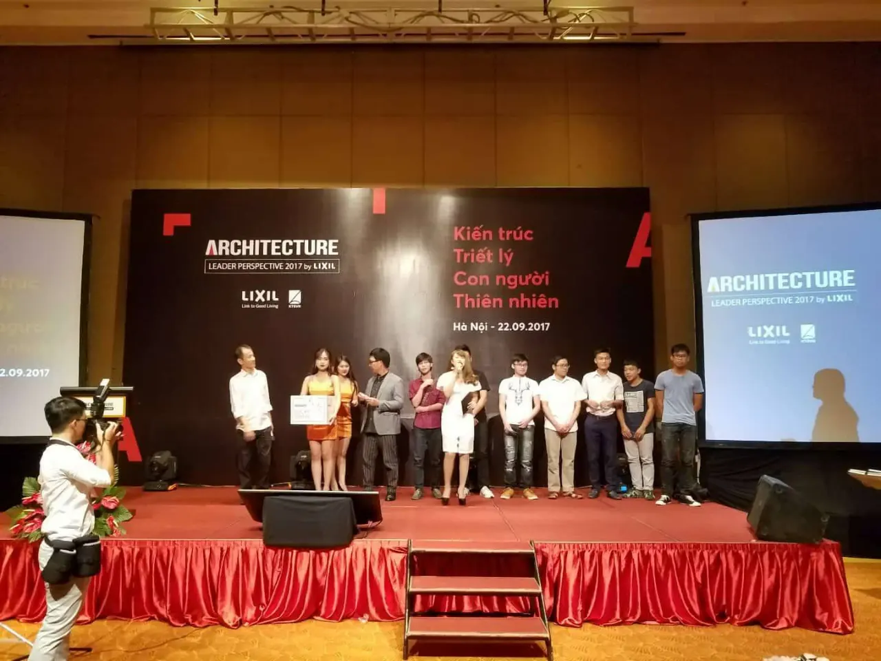 Kts Hoàng Thúc Hào và Kts Lê Trương tặng Kỷ yếu ALD 2017 cho sinh viên