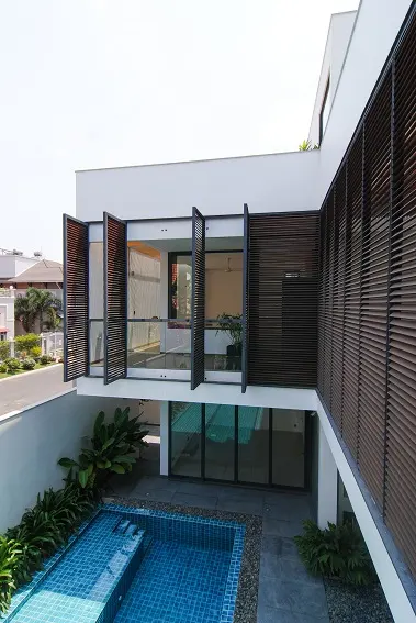 Không gian sân trong đóng vai trò chuyển tiếp thiên nhiên vào nội thất|