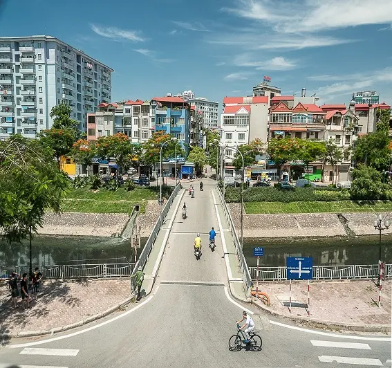Không gian khu phố mới với các kiến trúc nhà ống và chung cư cao tầng