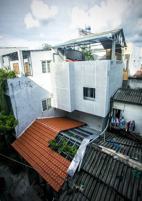 Gia chủ Sài Gòn bỏ nửa nhà làm sân