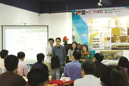 Các nhóm sinh viên thuyết trình phương án thiết kế Tái thiết không gian đô thị bị chuyển đổi trong đô thị