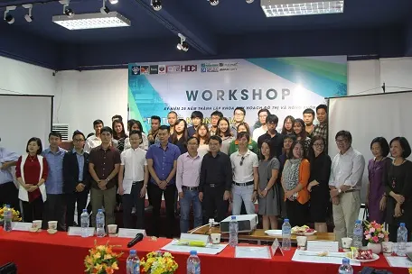 Ban giám khảo và các nhóm sinh viên đạt giải tại buổi bảo vệ phương án thiết kế trong khuôn khổ Hội thảo