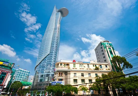 Công trình kiến trúc mới và cũ tại khu vực trung tâm TPHCM