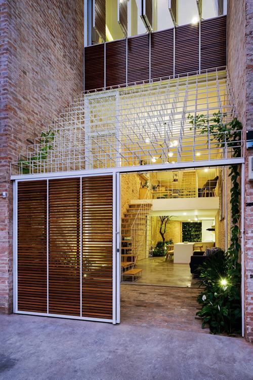 Ngôi nhà Sài Gòn như được may bằng các sợi chỉ trắng