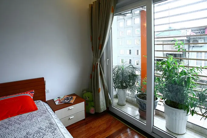 Nhà ống hẹp ở Hà Nội thoáng đãng nhờ có 3 giếng trời
