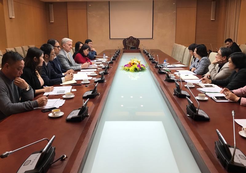 Thứ trưởng Phan Thị Mỹ Linh làm việc với Giám đốc Quốc gia Ngân hàng Phát triển Châu Á