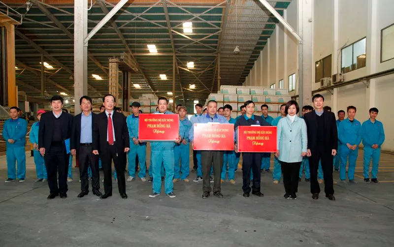 Bộ trưởng Bộ Xây dựng Phạm Hồng Hà thăm, chúc Tết công nhân lao động trên công trường