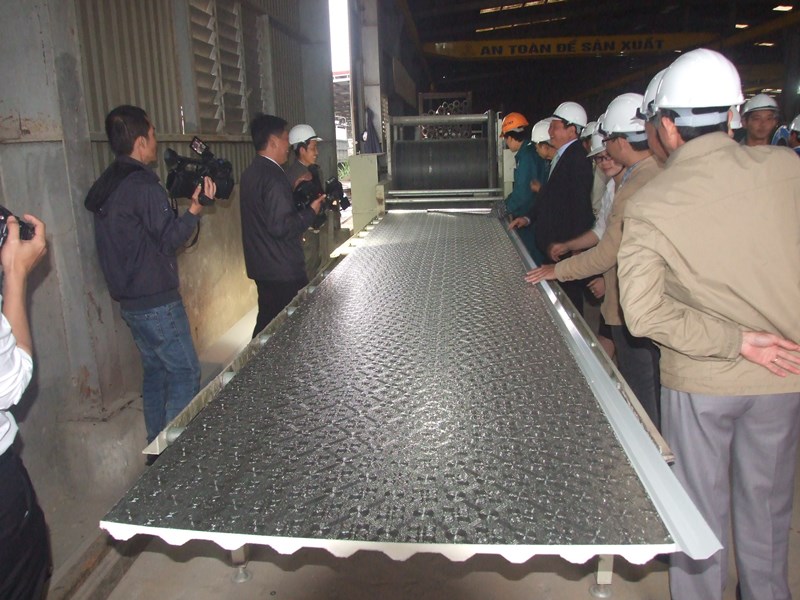 Quảng Trị: Nhà máy đầu tiên sản xuất thành công tôn PU Đại Long