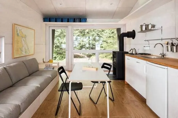Cabin tiền chế sử dụng năng lượng mặt trời và kỹ thuật xây dựng truyền thống