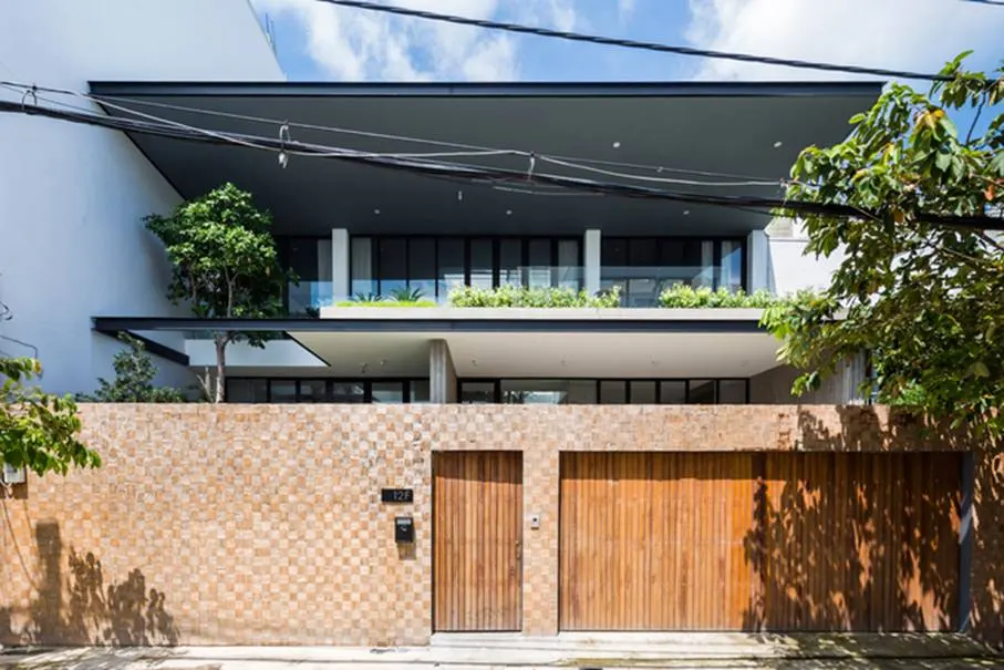 Nhà Sài Gòn đóng kín mọi cửa vẫn sáng bừng