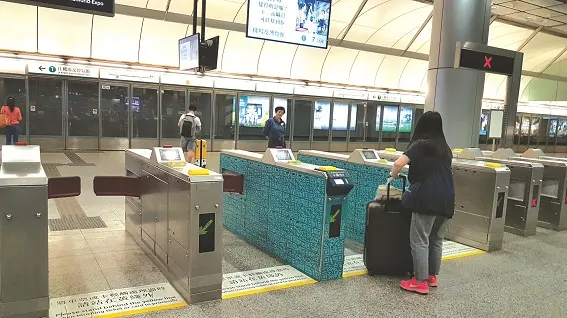 Lối vào MRT lên sân bay tại IFC