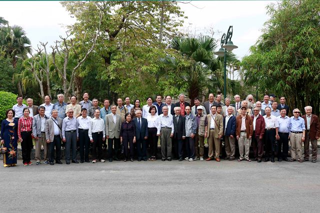 Đoàn cán bộ lão thành Bộ Xây dựng thăm lại Nhà máy Thủy điện Hòa Bình