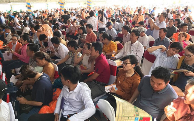 TP Hồ Chí Minh: Chen chúc nhau đi mua đất nền