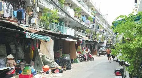 Không gian bán hàng là sinh kế của nhiều hộ gia đình sống trong các khu chung cư cũ TPHCM