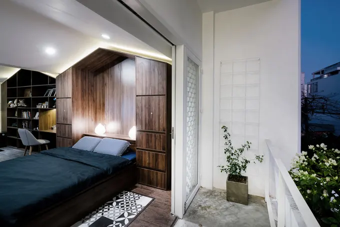 Nhà ống tối tăm trở nên sáng bừng sau khi đục thủng 3 tầng
