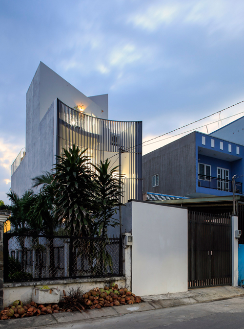 Ngôi nhà Sài Gòn có mặt tiền uốn cong như tờ giấy