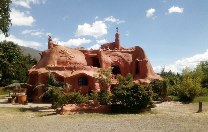 Biệt thự 2 tầng làm bằng đất sét nườm nượp người tới xem