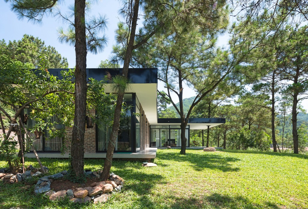 Ngôi nhà nằm trên đồi thông ở Việt Nam lên tạp chí Mỹ