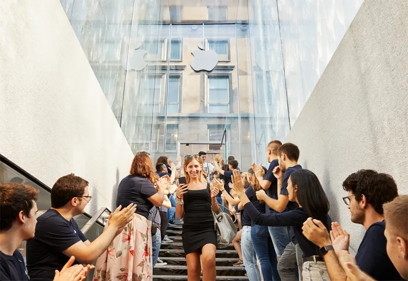 apple-milan-piazza-liberty_glass-fountain-staircase_07262018_big.jpg.large