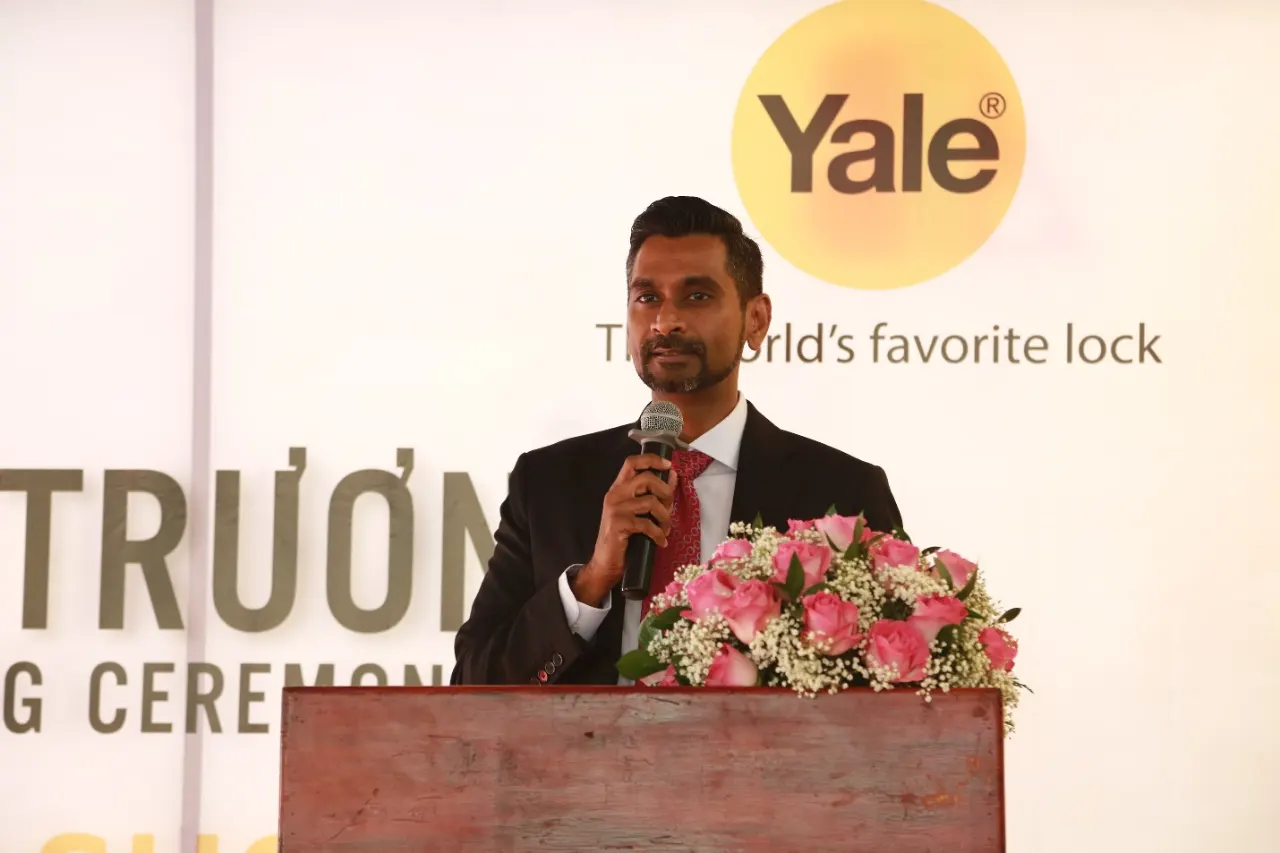 Đại diện Yale phát biểu: “Thương hiệu này cũng đã và đang đẩy mạnh các dòng khóa điện tử thông minh, với các tính năng bảo mật cao và tiện dụng cho người dùng”