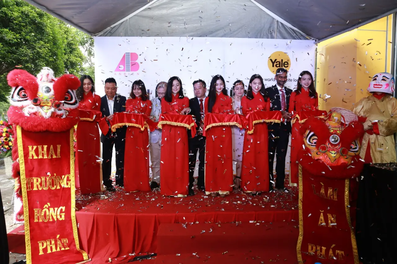 Sự kiện này đánh dấu việc Yale - thương hiệu khoá nổi tiếng nhất thế giới và An Biên Group – một trong những nhà phân phối thiết bị nội thất hàng đầu Việt Nam đã chính thức “kết đôi” với nhau.