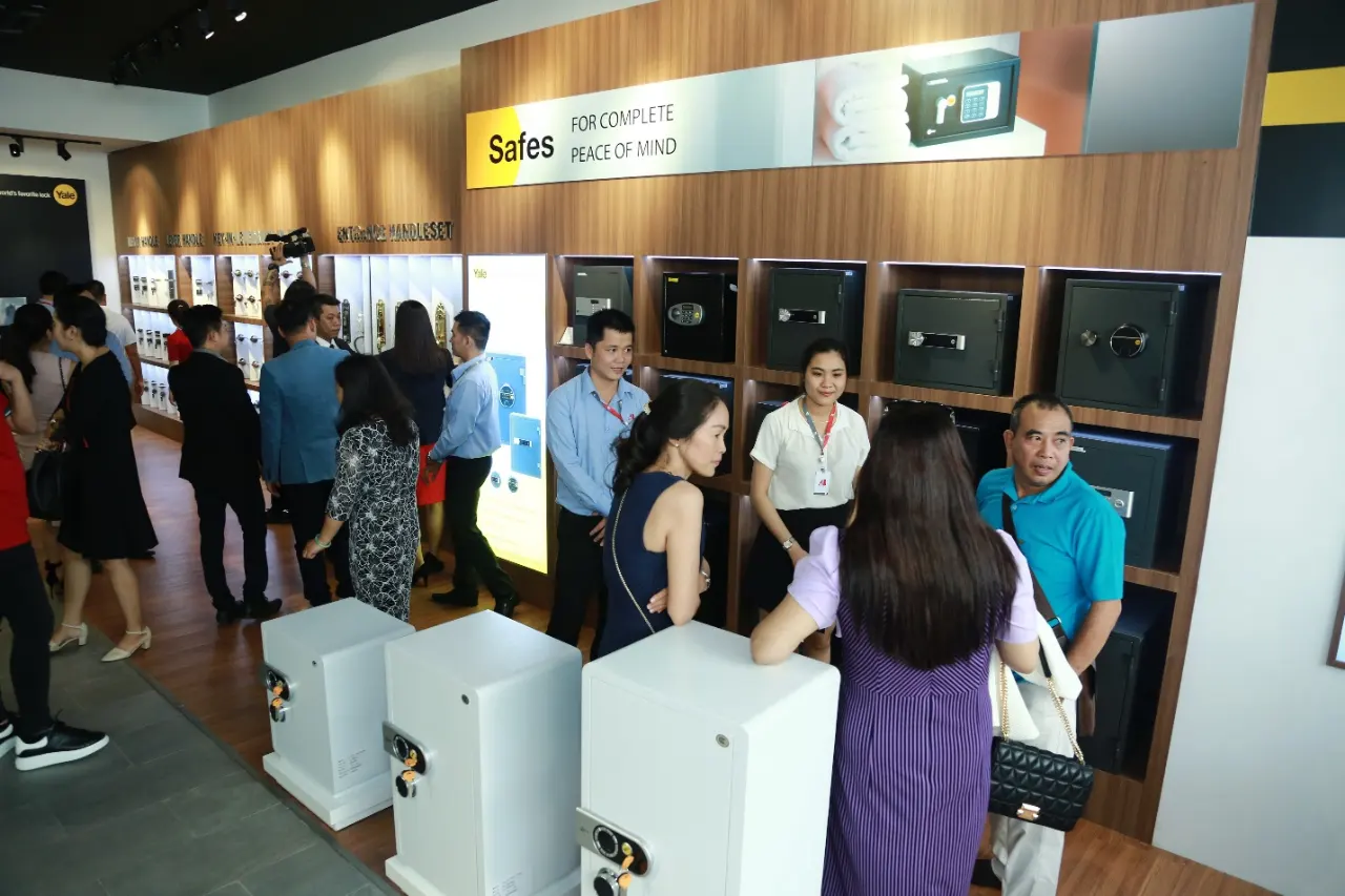 Showroom giới thiệu và bày bán đầy đủ các sản phẩm Yale phân phối tại Việt Nam.