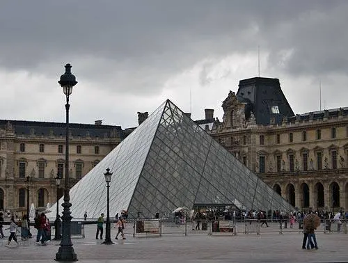 paris-louvre-pyramid