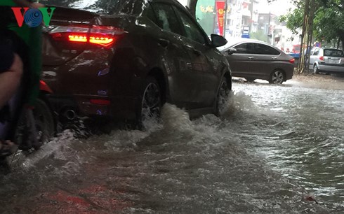 10 năm qua, Hà Nội đã lấp một nửa ao hồ, gây úng ngập nghiêm trọng