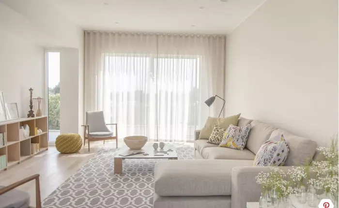 Đối với những phòng khách nhỏ hẹp, việc lựa chọn bộ ghế sofa lớn sẽ choán hết diện tích của căn phòng. Bạn nên chọn những bộ ghế sofa thấp, có kích thước vừa phải để bài trí trong phòng khách.