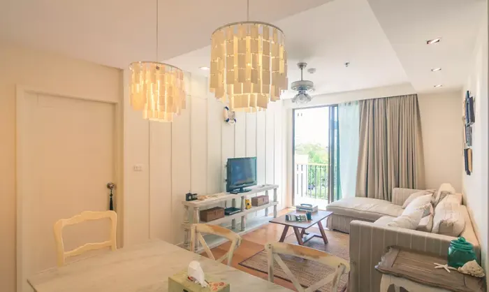 Khi phòng khách và phòng ăn của bạn quá nhỏ, không đủ điều kiện để chia tách bằng một vách ngăn thực sự, bạn có thể tạo ra "vách ngăn ảo" bằng đèn chùm hoặc thảm.
