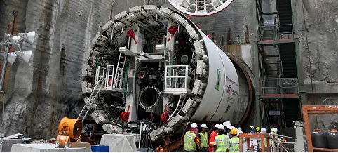 Các kỹ sư và công nhân Malaysia trên công trường xây dựng tunnel tại Kuala Lumpur