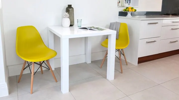 Nếu phòng ăn nhỏ, đừng ngần ngại sắm một chiếc bàn 2 ghế đặt ở gần bếp để làm bàn ăn sáng hoặc thưởng thức tách cà phê, ghế ăn màu sắc tạo điểm nhấn giúp căn bếp bớt tẻ nhạt.