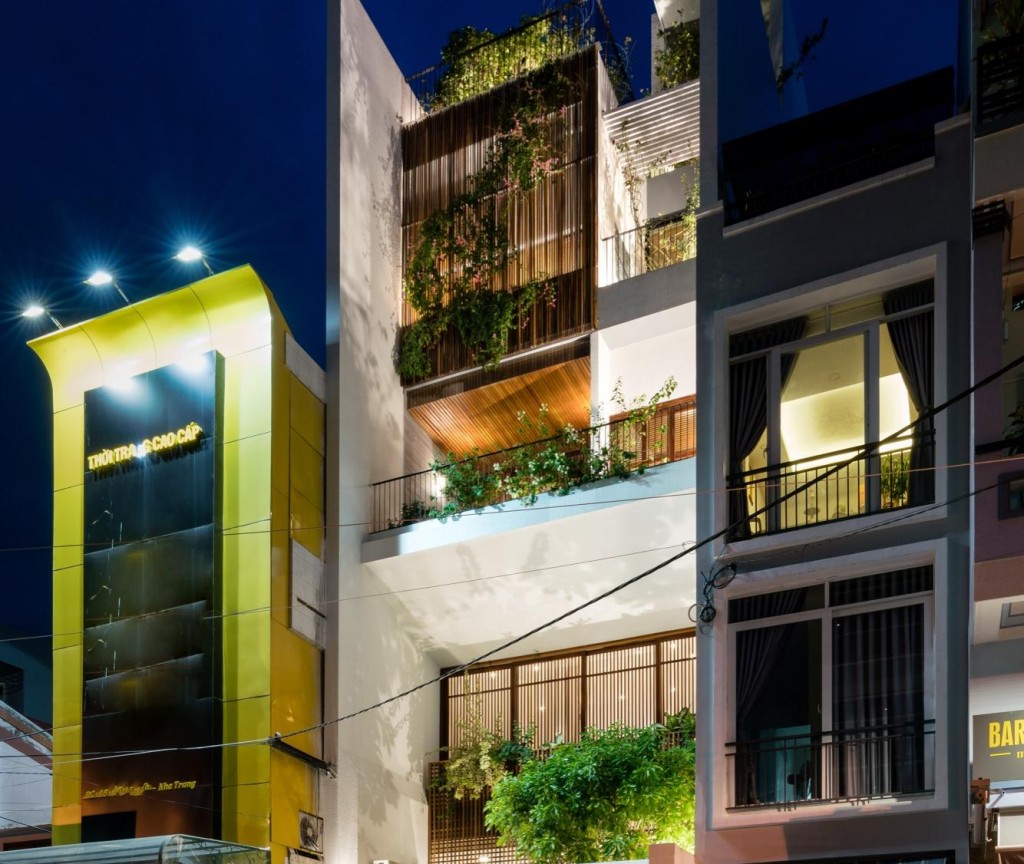 Nhà ở kết hợp văn phòng rợp bóng cây xanh ở Nha Trang