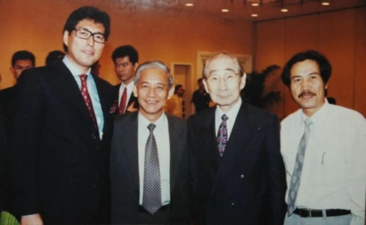 Từ trái sang phải: Các KTS – Paul Noritaka Tange, Lê Văn Năm, Kenzo Tange, Ngô Doãn Đức. – Ảnh: KTS Đoàn Đức Thành.